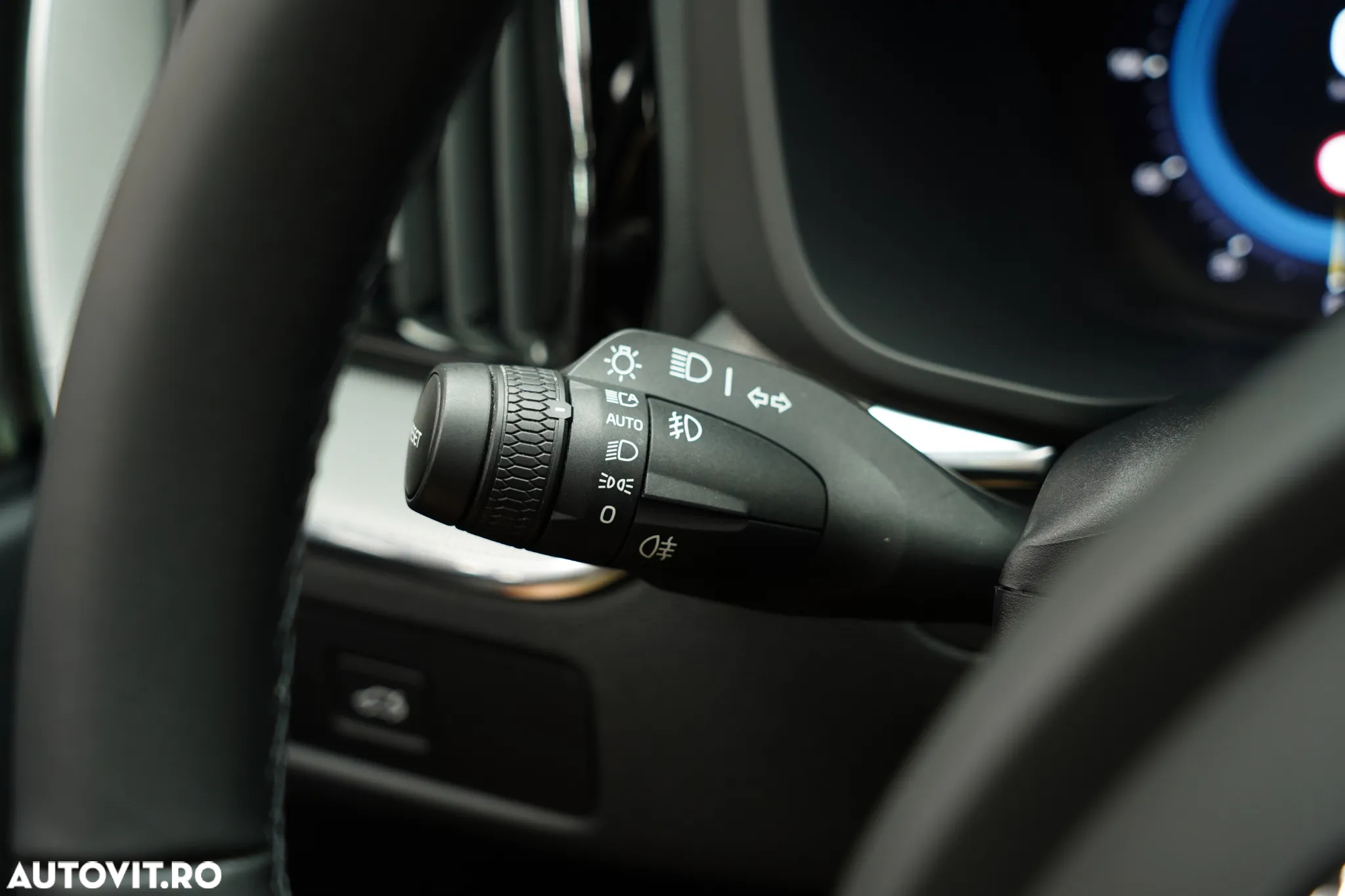 Volvo XC 60 B4 D Plus Dark - 33