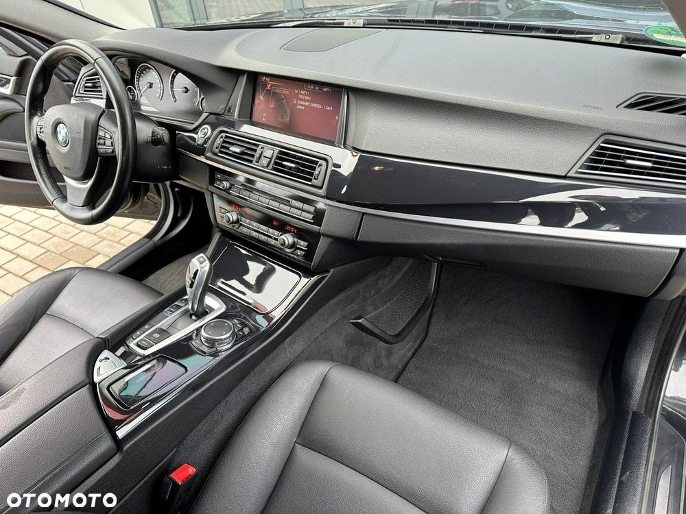 BMW Seria 5 525d xDrive - 17