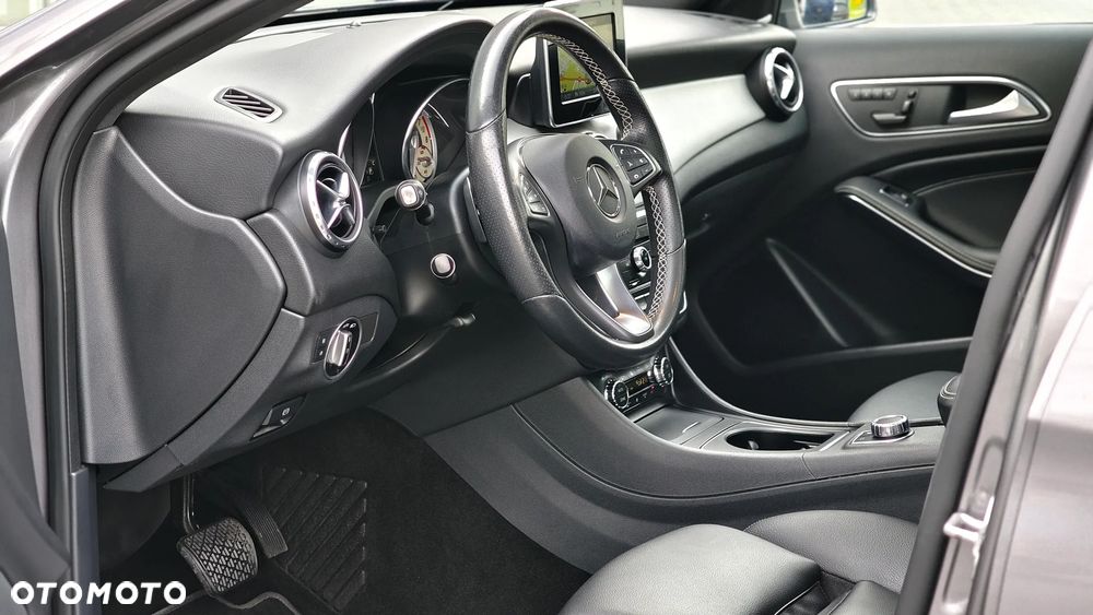 Mercedes-Benz GLA - 33
