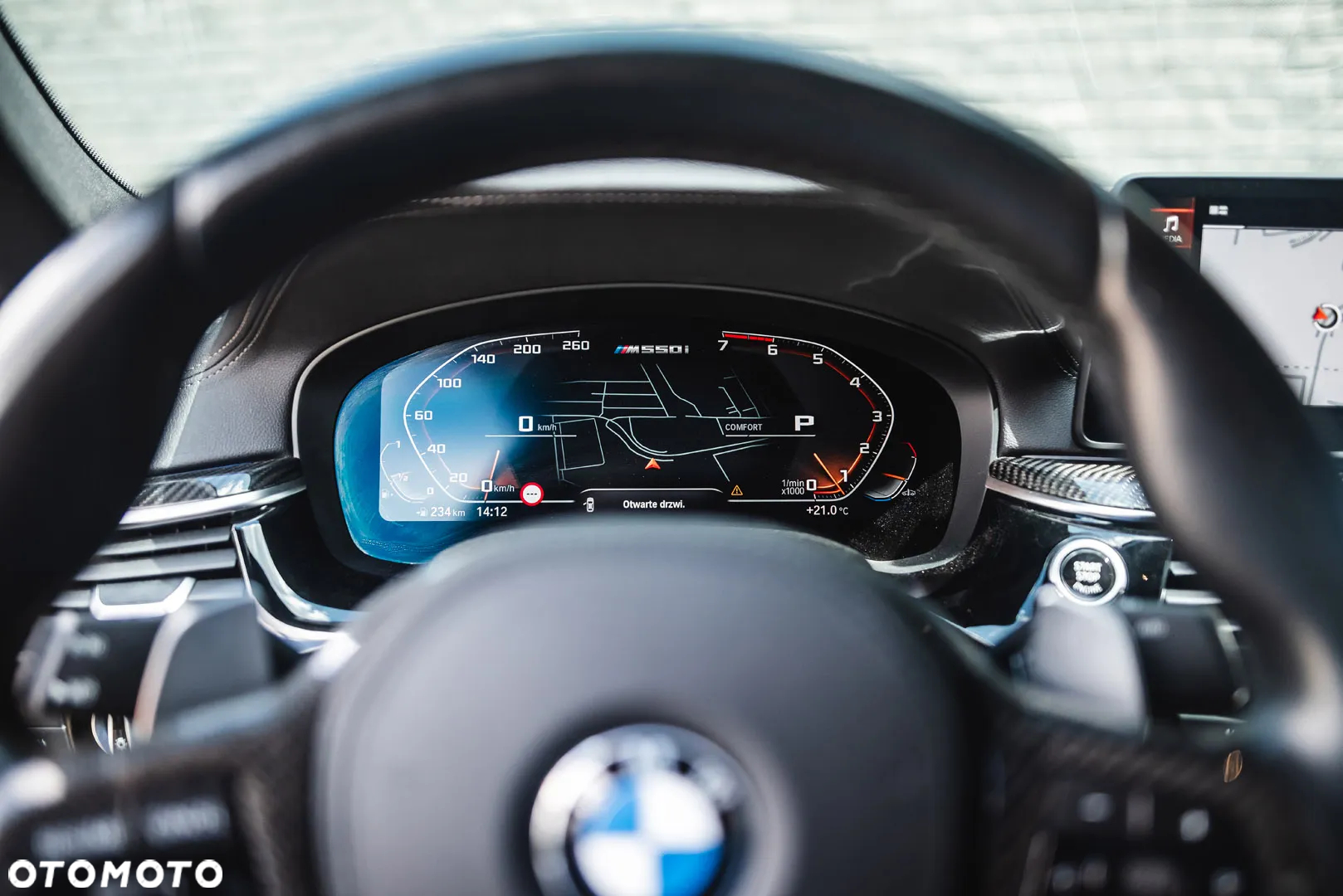BMW Seria 5 M550i xDrive sport - 28