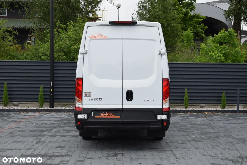 Iveco DAILY MAXI 35S16 / 2.3 - 160 KM / AUTOMAT HI-MATIC / NOWY MODEL / 3 OSOBY / DOSTAWCZE / BLASZAK / KLIMA / CZUJNIKI COFANIA / NISKI PRZEBIEG / 2022 / SERWISOWANY / Z NIEMIEC - 6