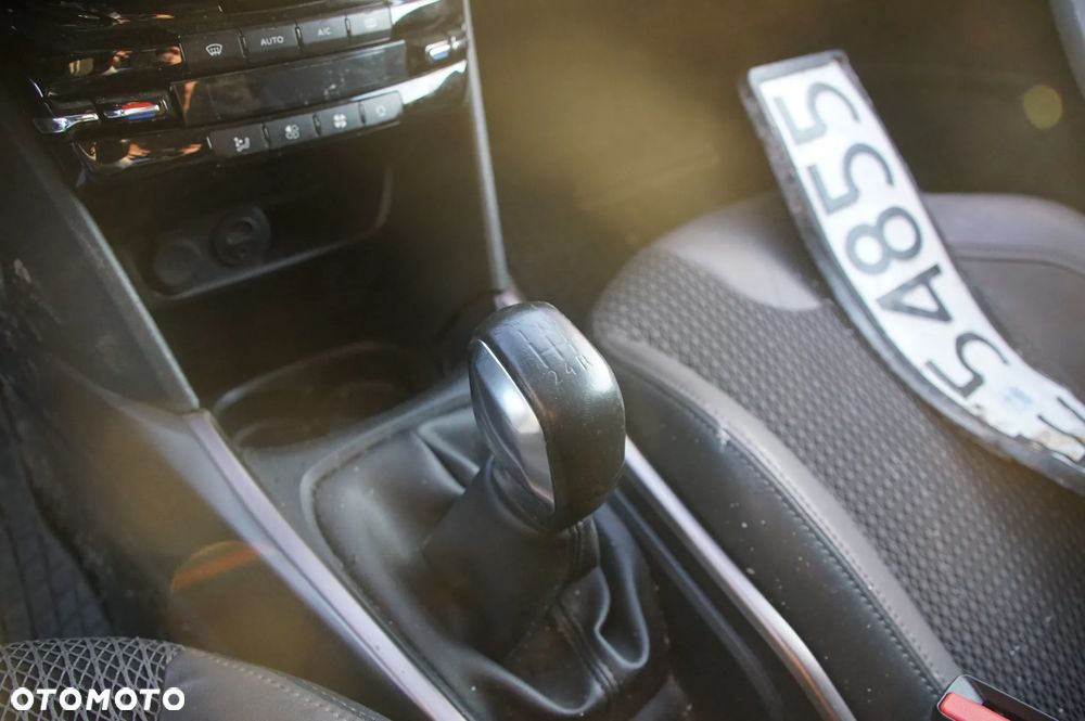 Auto na części - Peugeot 2008 I 1.6 VTi 120 KM 5F01 20ET03 KCA 2014R Silnik Skrzynia Drzwi Szyba Błotnik Zderzak Klapa Lampa Lusterko Relingi Deska Kokpit Sterownik Moduł Czujnik Licznik Wyświetlacz Kierownica - 13