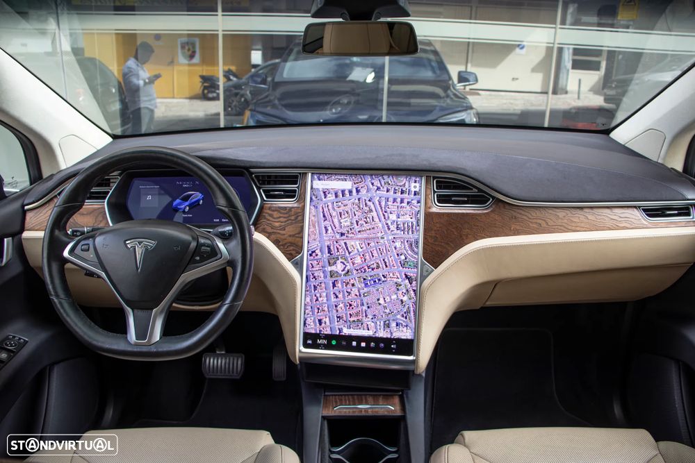 Tesla Model X 90D - 11