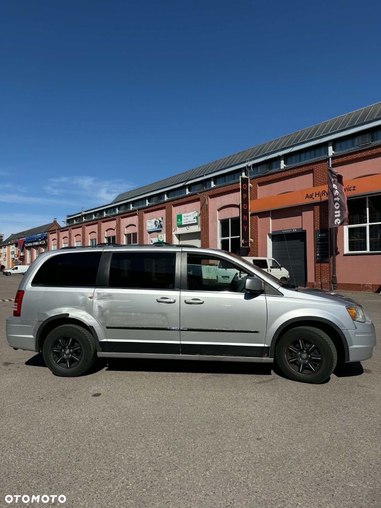 Chrysler Town & Country - 3