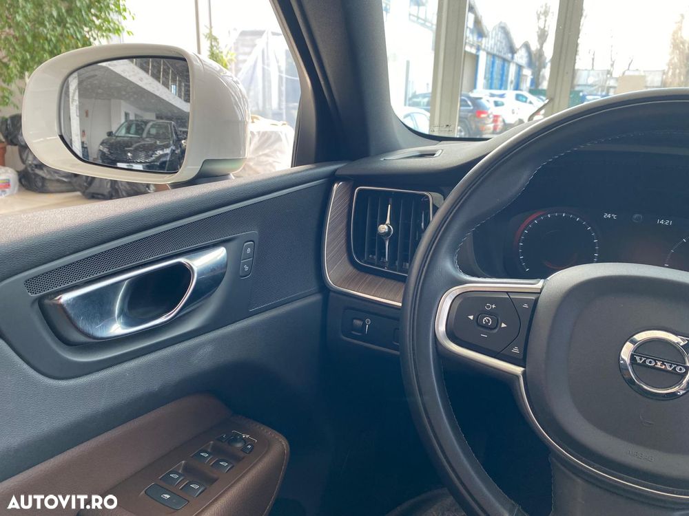 Volvo XC 60 B4 MHEV AT8 AWD Momentum Pro - 14