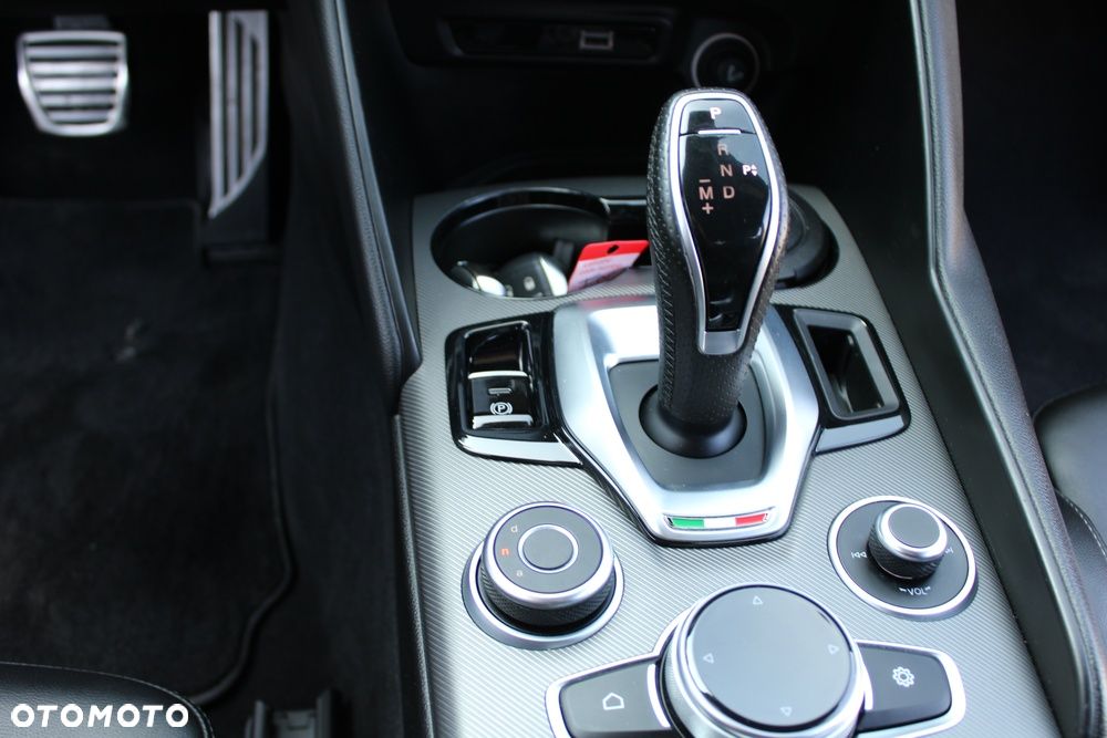 Alfa Romeo Giulia 2.0 Turbo 16V AT8-Q4 Veloce Ti - 36