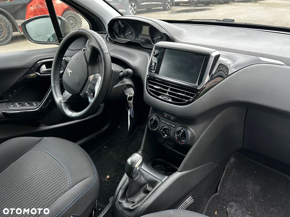 Peugeot 208 - 16