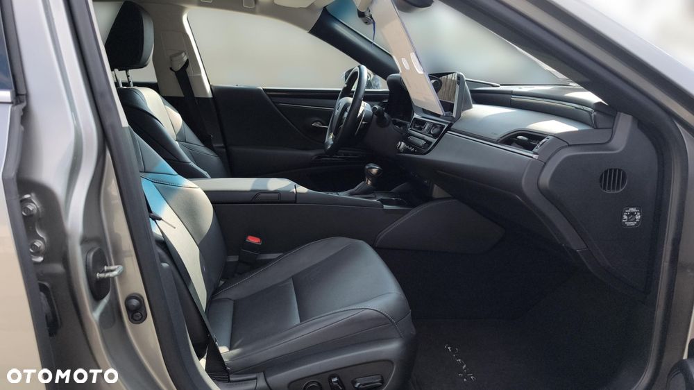 Lexus ES 300h Business Edition - 9