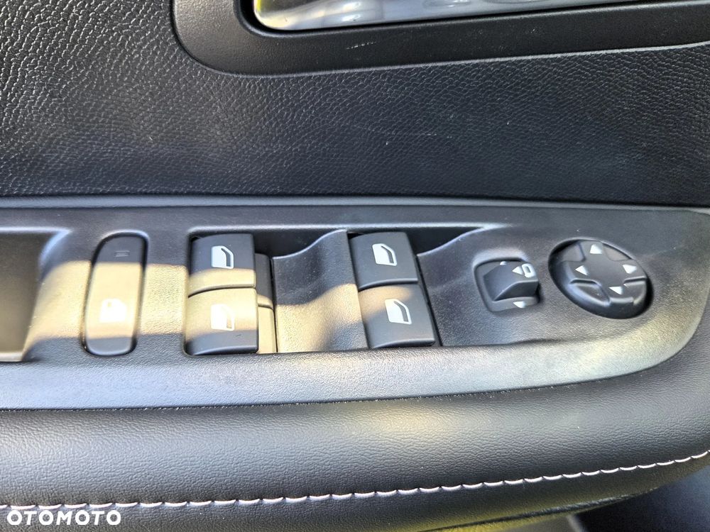 Peugeot 208 1.2 mHEV Allure - 19