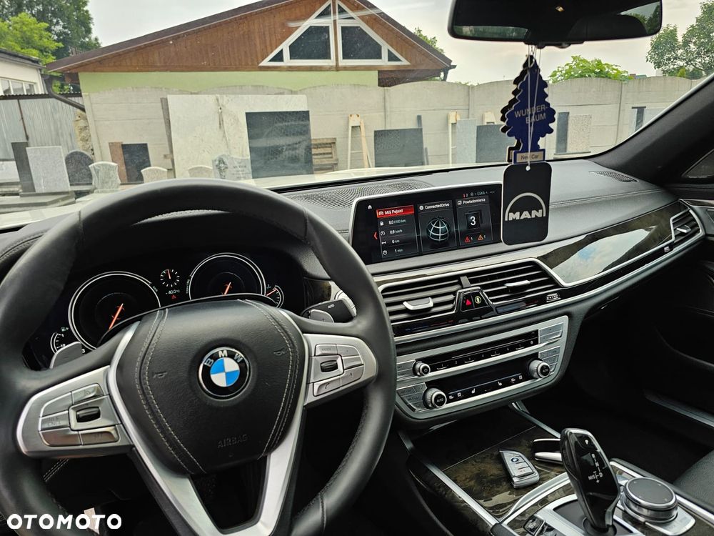BMW Seria 7 740Li - 32