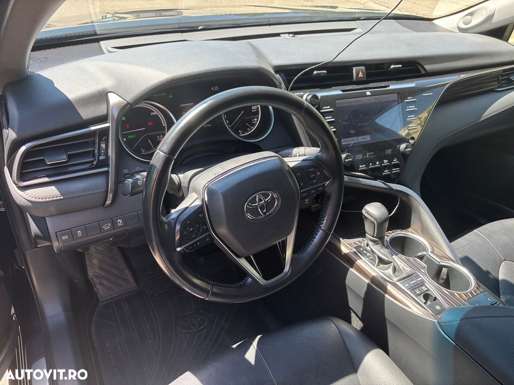 Toyota Camry Luxury - 10
