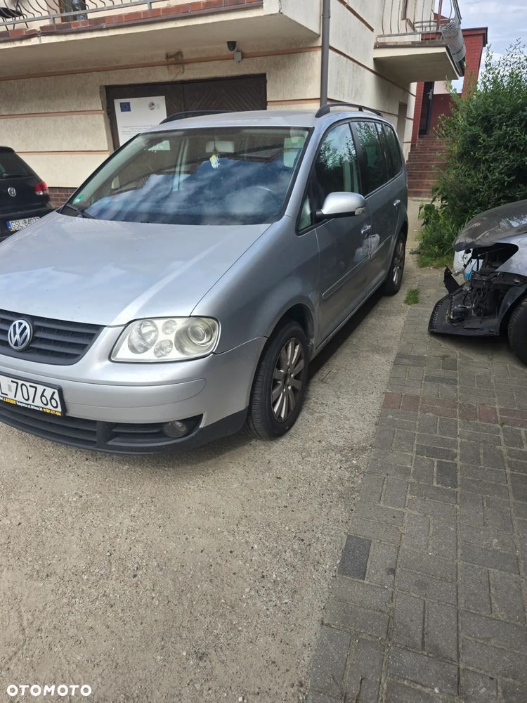 Volkswagen Touran 1.9 TDI Conceptline DSG - 2