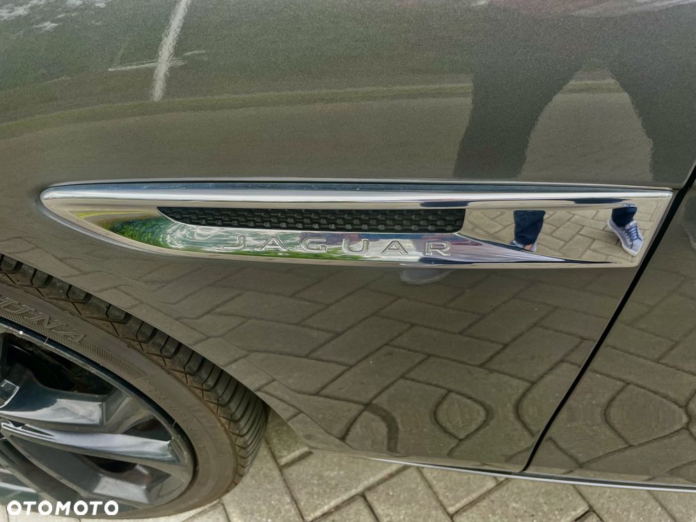 Jaguar XE 2.0 D Portfolio - 11