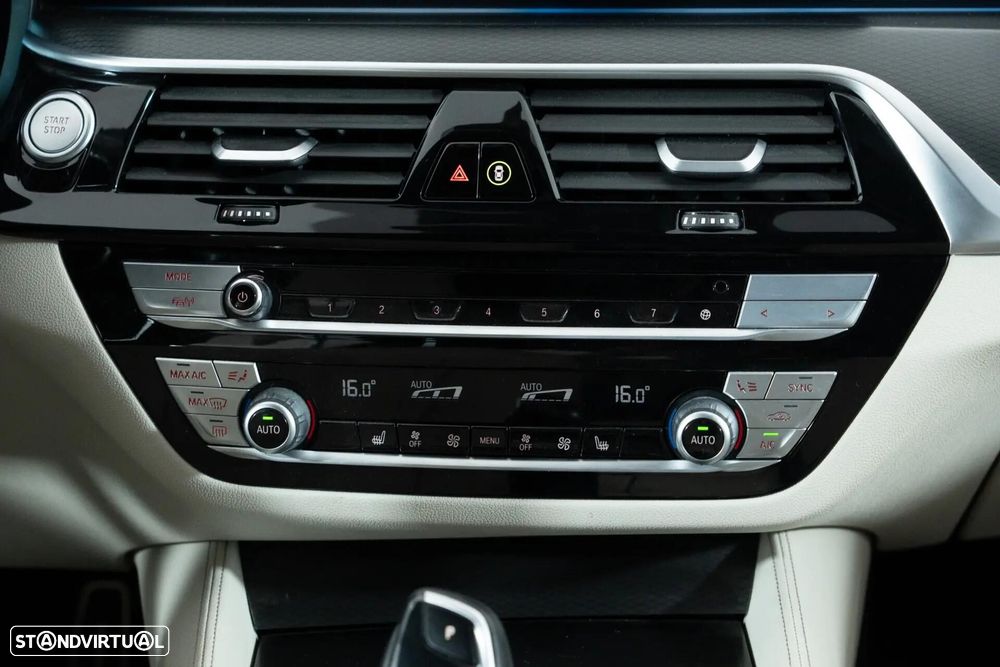 BMW 545 e xDrive Line Luxury - 28