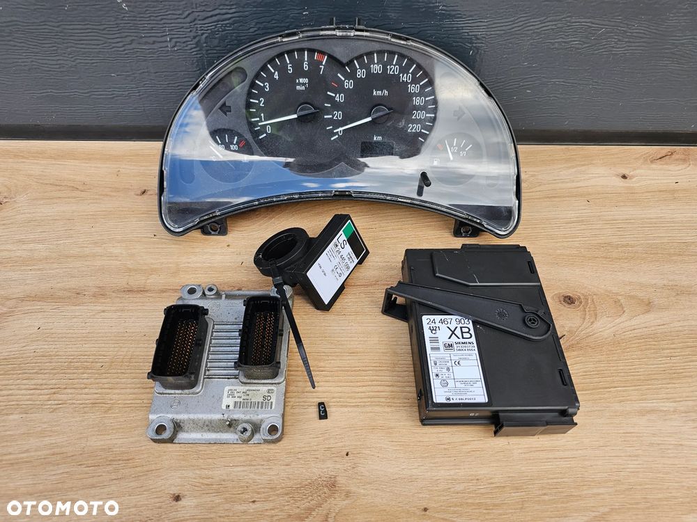 ZESTAW STARTOWY LICZNIK STEROWNIK MODUŁ PESTKA OPEL CORSA C 1.2 B Z12XE 100% OK KPL 55350552 - 1