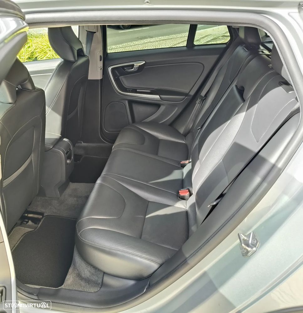 Volvo V60 Cross Country 2.0 D3 Momentum - 25