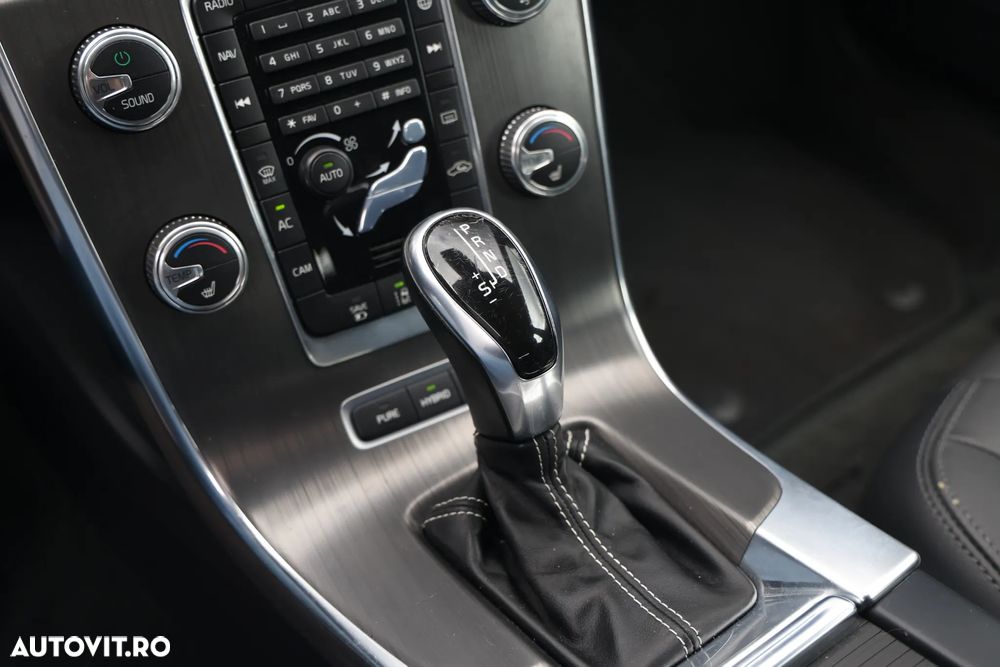 Volvo V60 D6 Plug-In-Hybrid AWD Geartronic Momentum - 25