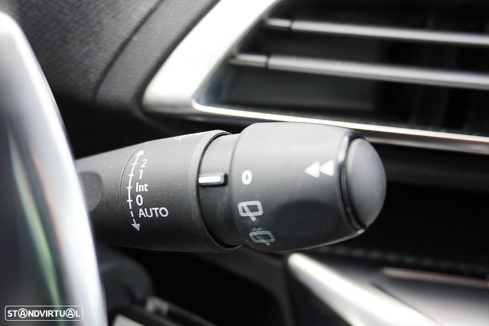 Peugeot 3008 PureTech 130 Stop & Start GPF EAT8 Active — fotografia 19