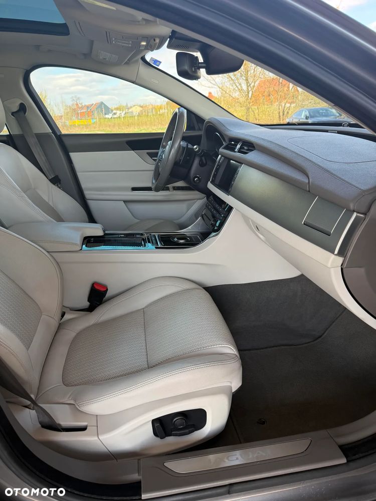 Jaguar XF 35t Prestige - 13