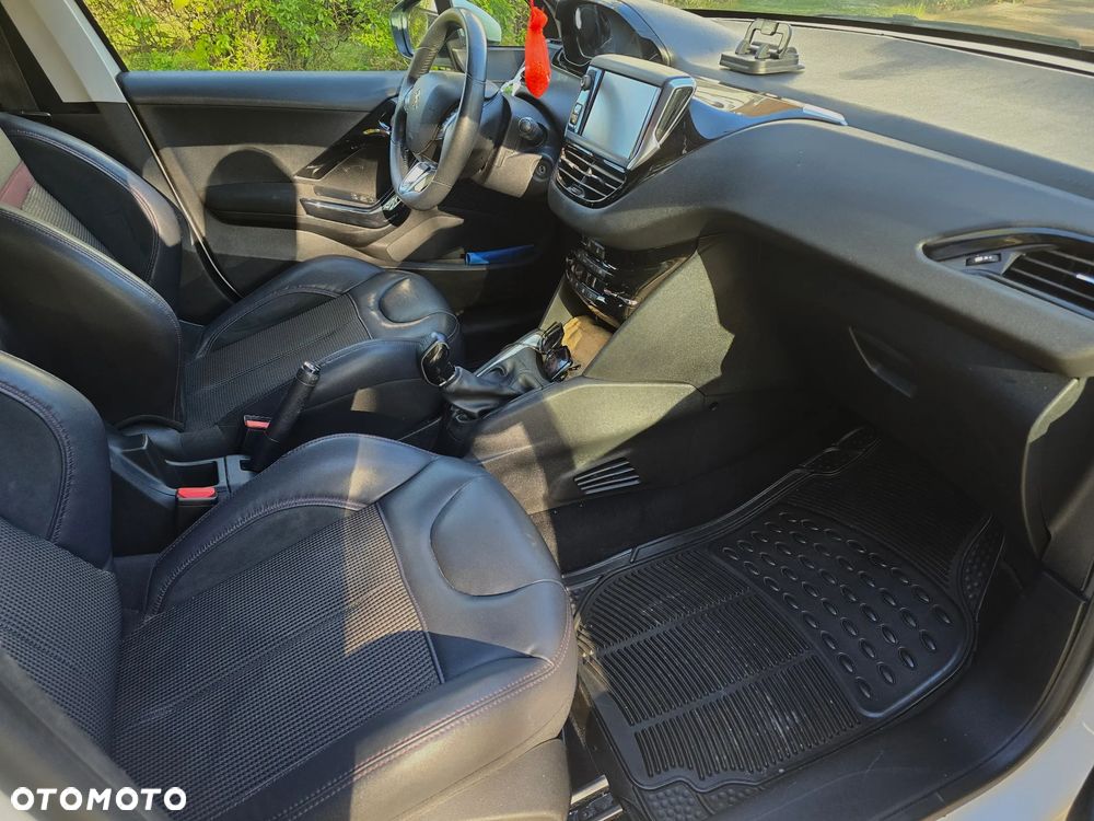 Peugeot 208 - 8