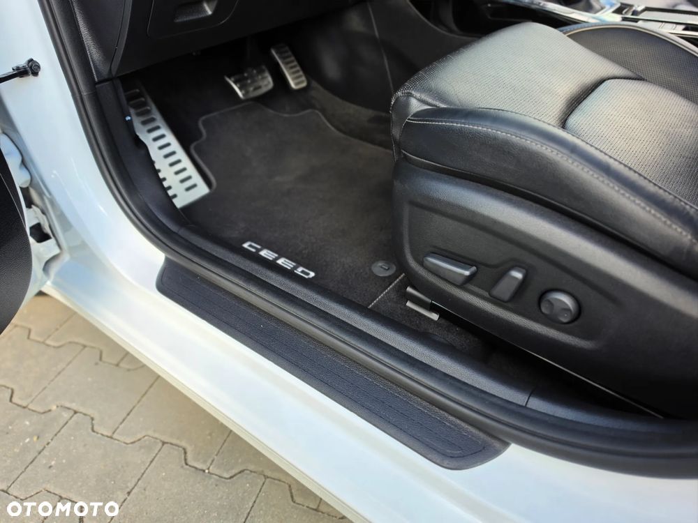 Kia Ceed 1.5 T-GDI DCT7 OPF (48V Mild Hybrid) Platinum Edition - 33