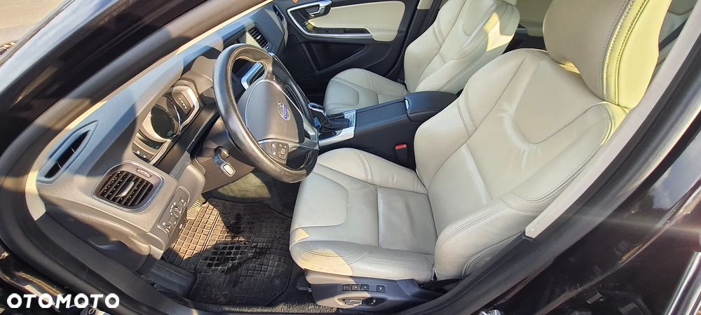 Volvo V60 D6 AWD Plug-in Hybrid R-Design Summum - 12