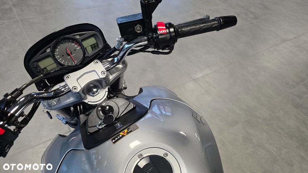 Suzuki GSR - 11