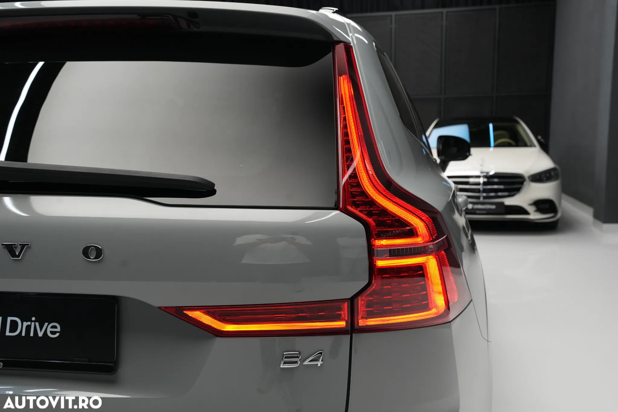 Volvo XC 60 B4 B Plus Dark - 12
