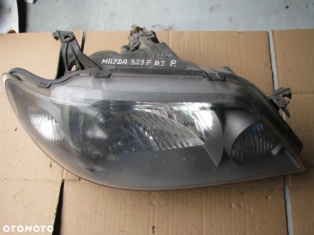 LAMPA PRAWY PRZÓD EUROPA LIFT MAZDA 323 VI BJ 01R