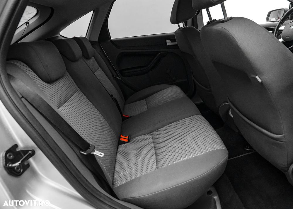 Ford Focus 1.6 16V Ambiente - 17