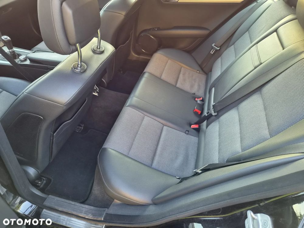 Mercedes-Benz Klasa C 220 CDI DPF BlueEFFICIENCY Avantgarde Edition - 17