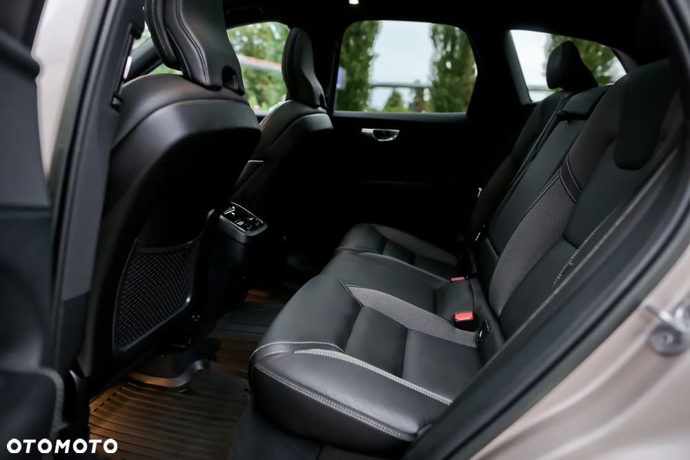 Volvo XC 60 B4 D AWD Ultimate Dark - 21