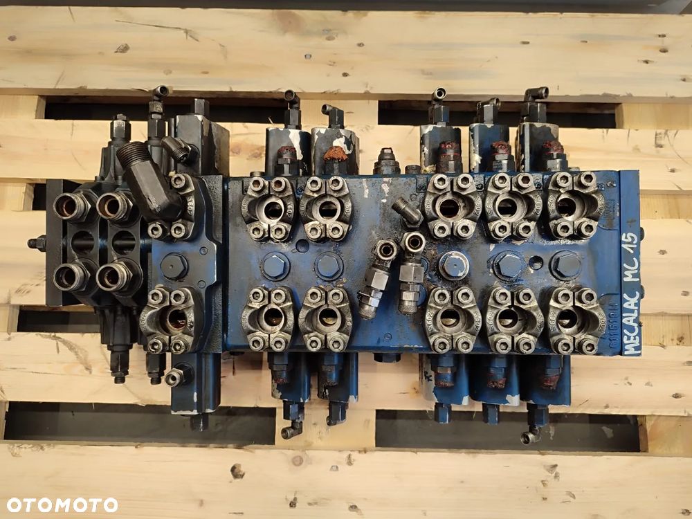 Rozdzielacz hydrauliczny M76506308M720 MECALAC MC 15 - 2