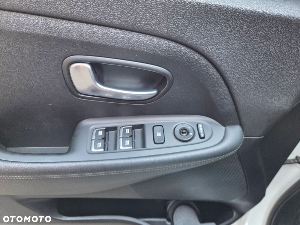 Kia Carens - 14