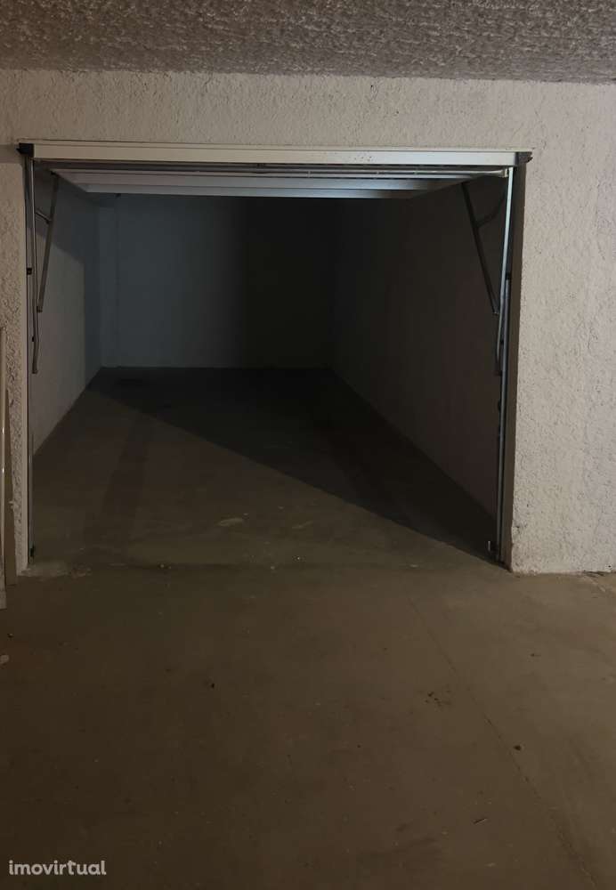 Aluga-se garagem fechada com 21 m2 em Maximinos ao lado do Continente - Grande imagem: 2/4