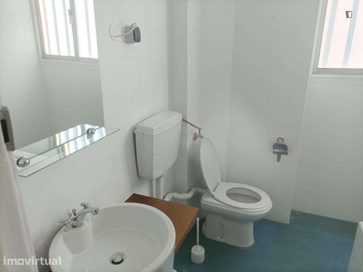Quarto - localizado em Roma-Areeiro Lisbon - Grande imagem: 3/13