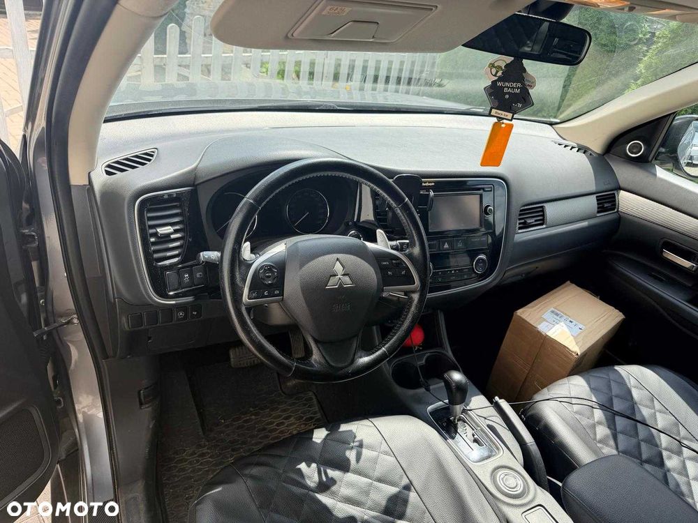 Mitsubishi Outlander - 8