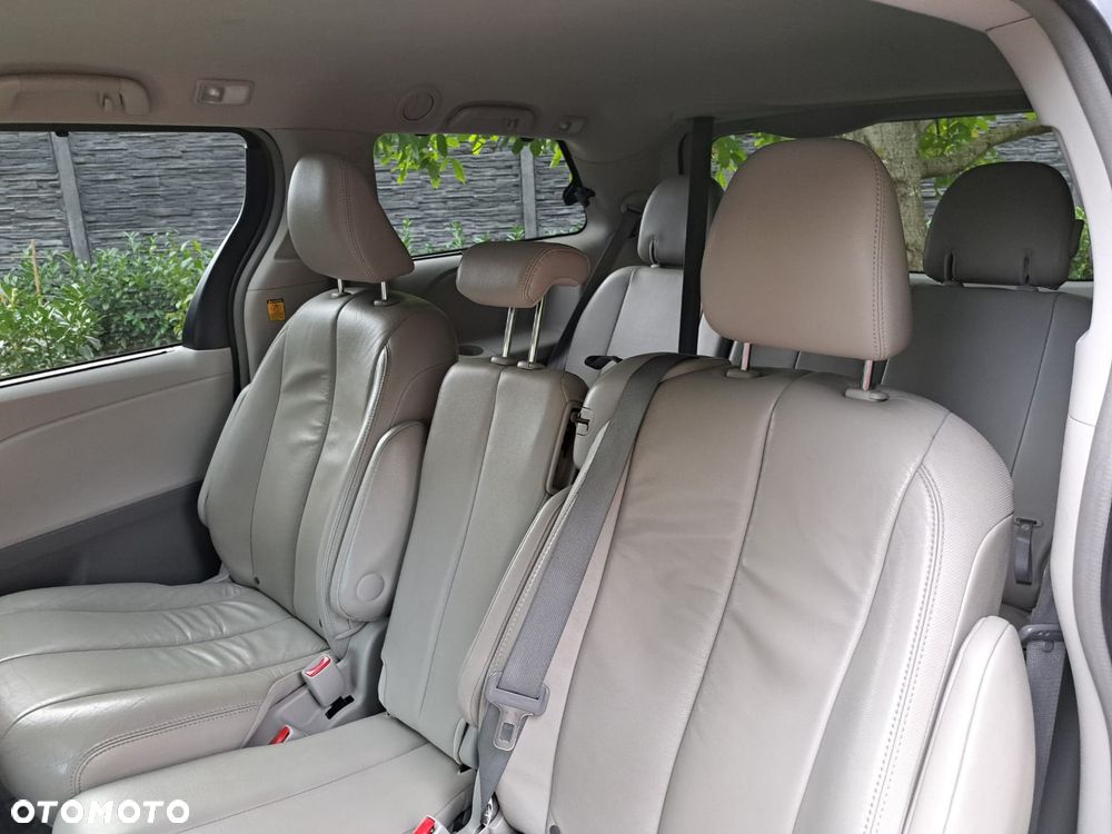 Toyota Sienna - 6