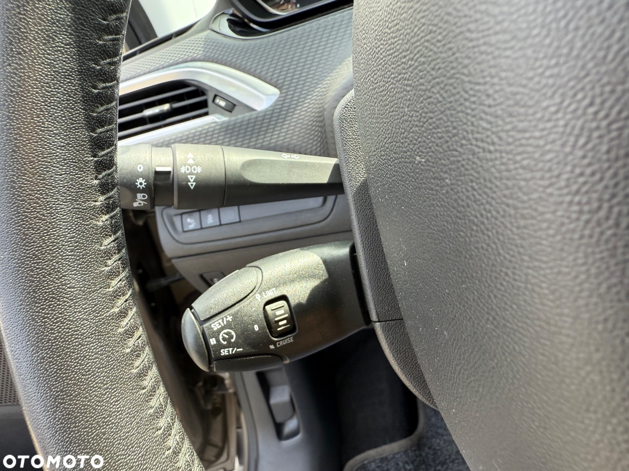 Peugeot 2008 1.2 Pure Tech Access EU6 - 37