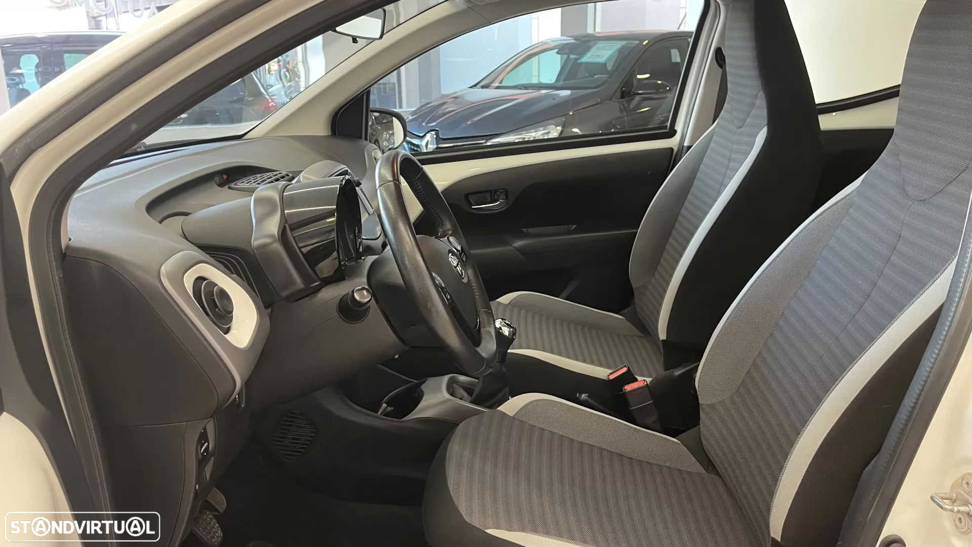 Toyota Aygo X Black&White - 13