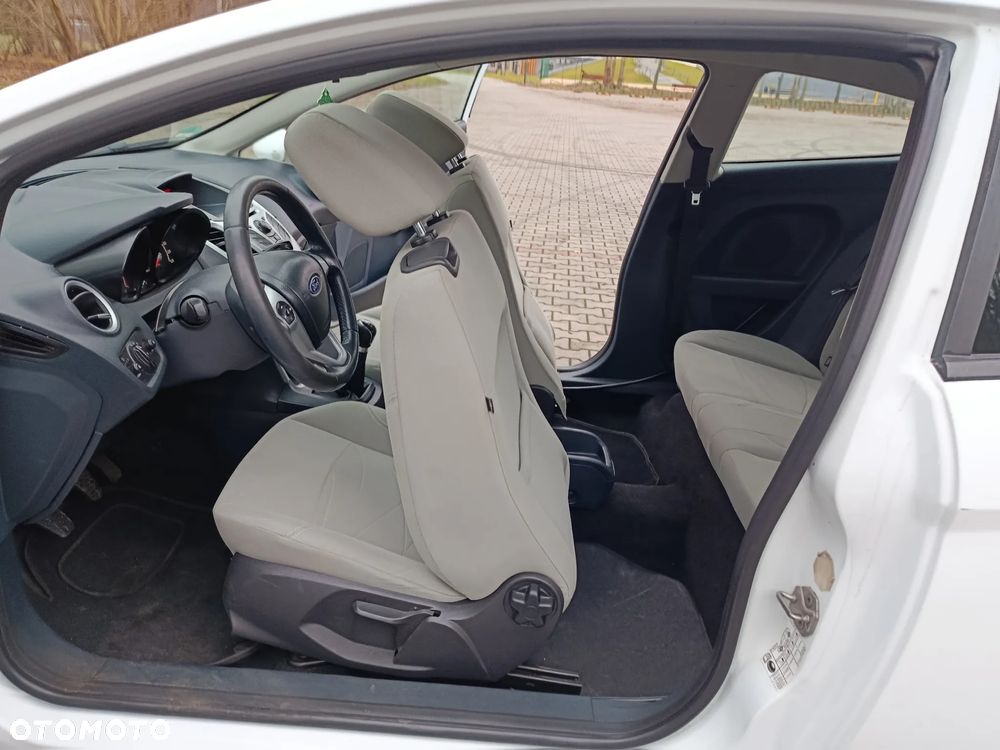 Ford Fiesta - 25