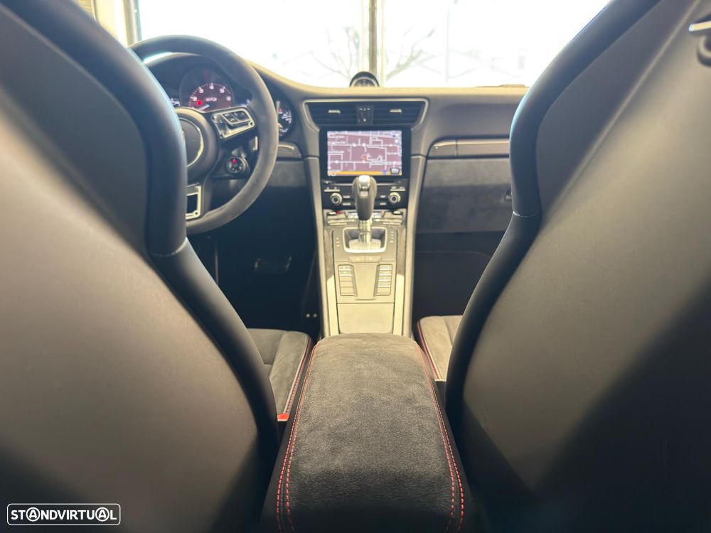 Porsche 911 (991) Carrera 4 GTS PDK - 40