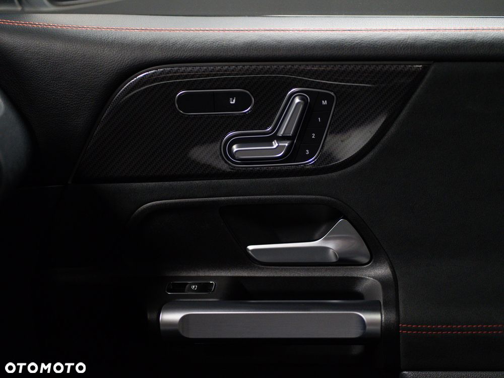 Mercedes-Benz GLB - 30