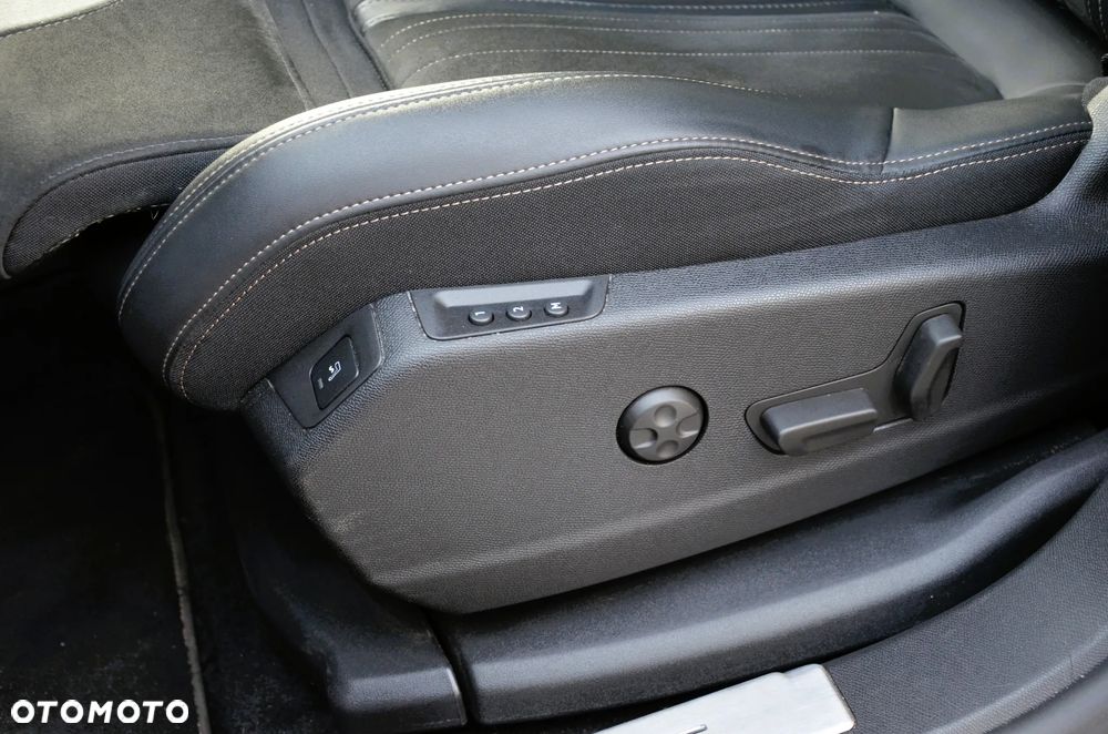 Peugeot 3008 1.6 PureTech HYbrid GT Line S&S EAT8 - 17