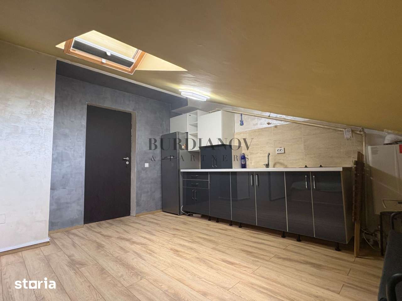 Garsonieră la mansardă - Dobroești - 34 mp utili - Centrală proprie — fotografia 1