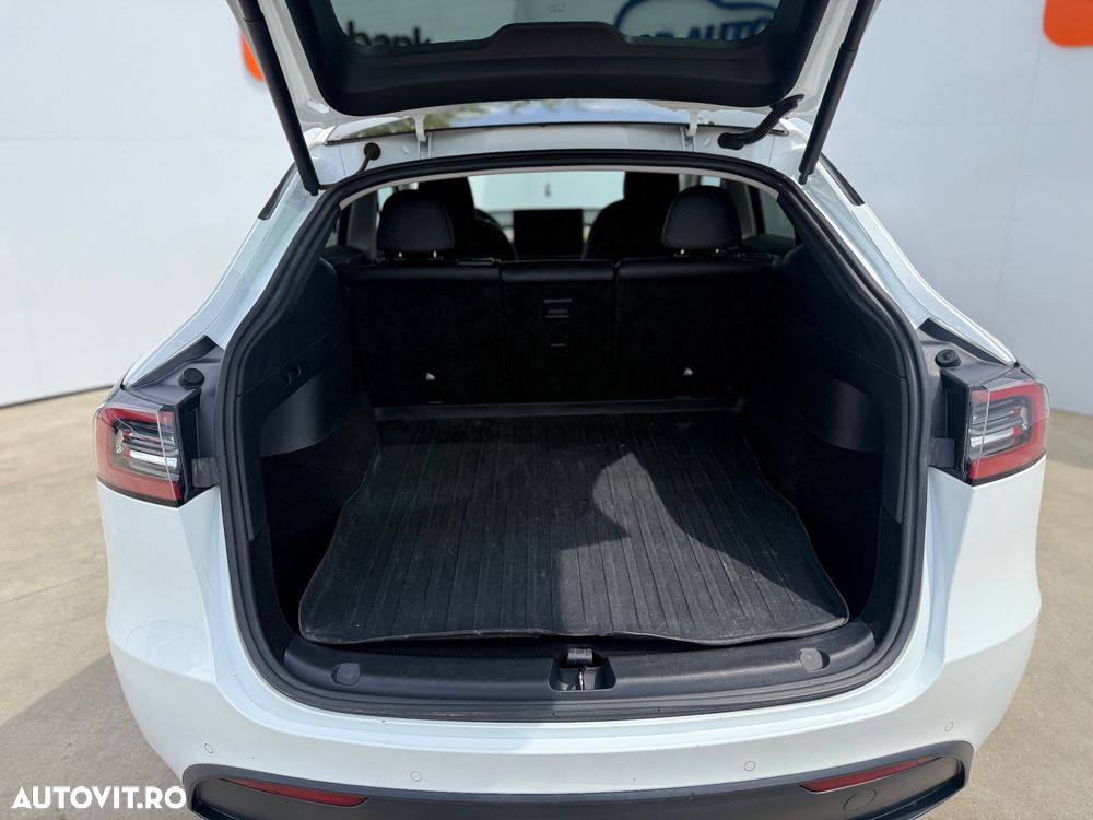 Tesla Model Y - 16