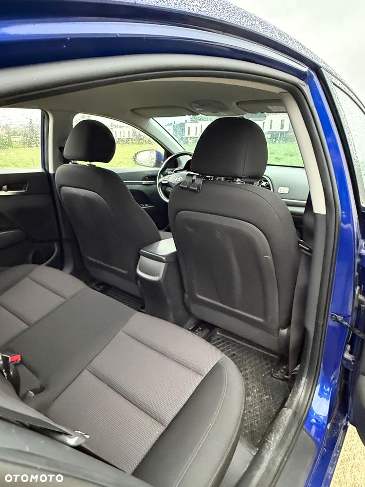 Hyundai Elantra 1.6 Comfort - 10