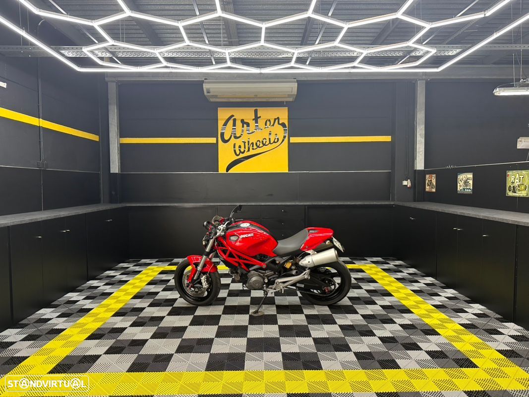 Ducati Monster 696 - 1