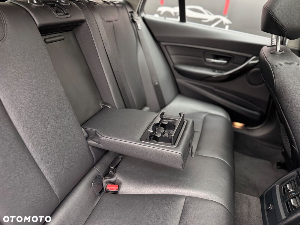 BMW Seria 3 318d Luxury Line EU6 - 39