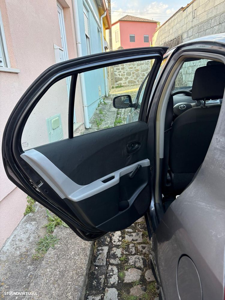 Toyota Yaris 1.0 VVT-i AC Manual - 8